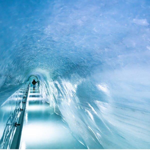 Esculturas y pasillos del Palacio de Hielo de Jungfraujoch dentro del glaciar