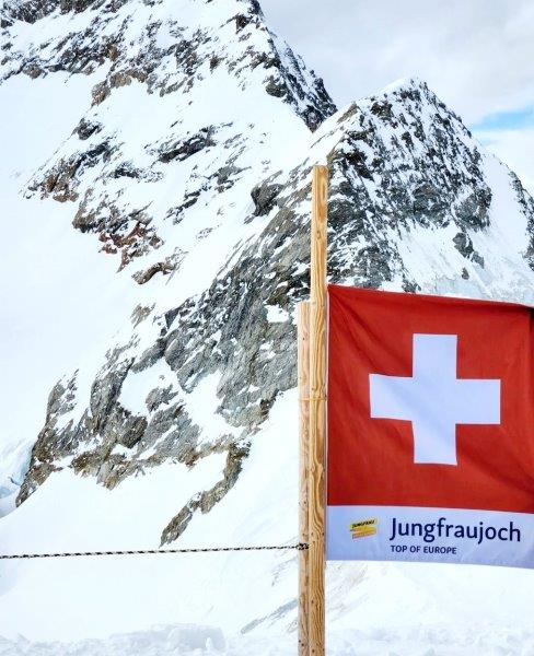 Paisaje alpino en Jungfraujoch con nieve y vistas panorámicas de los Alpes suizos
