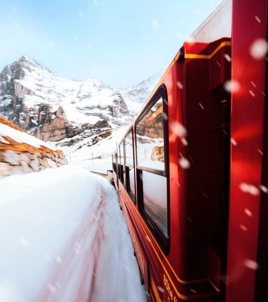 Tren Jungfrau de cremallera rumbo a Jungfraujoch por túneles y paisajes alpinos