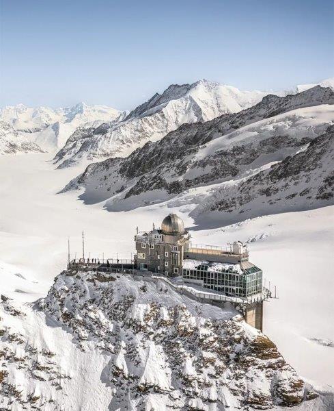 Vistas panorámicas en Jungfraujoch, la Cima de Europa, con picos y glaciares de los Alpes suizos