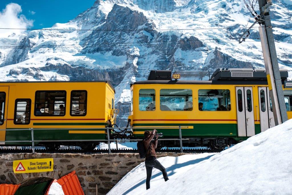 Ferrocarril Jungfrau: tren histórico cremallera atravesando paisajes alpinos hacia Jungfraujoch